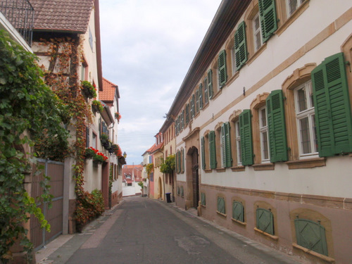 Back street search for a Weingut.